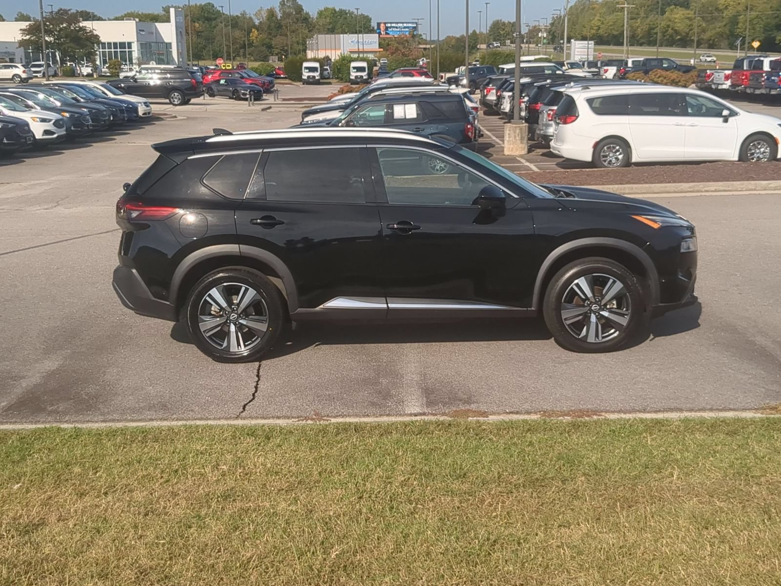 Used 2023 Nissan Rogue SL w/ SL Premium Package FWD image 2