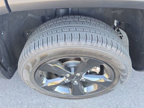 Used 2024 Jeep Grand Cherokee L Limited w/ Luxury Tech Group II image 6