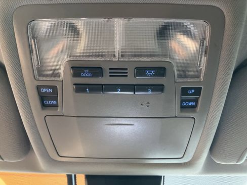 Used 2019 Toyota Highlander XLE image 22