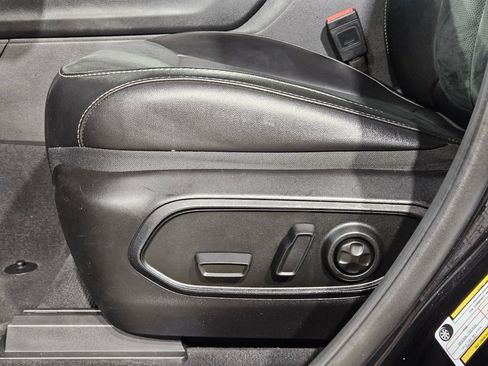Used 2025 Jeep Grand Cherokee L Laredo RWD image 23