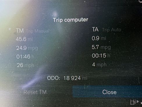 Used 2025 Volvo XC40 B5 Plus image 19