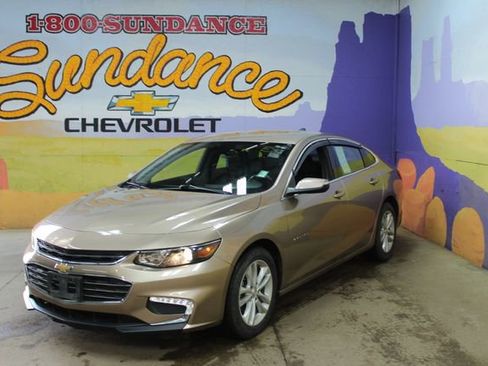 Used 2018 Chevrolet Malibu LT FWD image 2