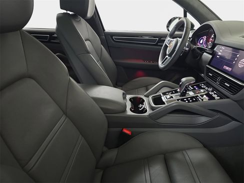Used 2023 Porsche Cayenne GTS image 11