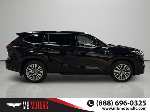 Used 2024 Toyota Highlander Platinum AWD/4WD image 5