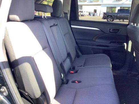 Used 2018 Toyota Highlander LE FWD image 33