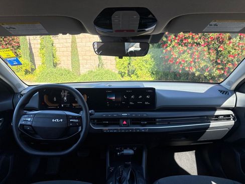 Used 2025 Kia K4 LXS image 33