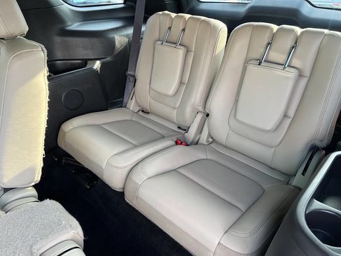 Used 2015 Ford Explorer XLT w/ Equipment Group 202A FWD image 23