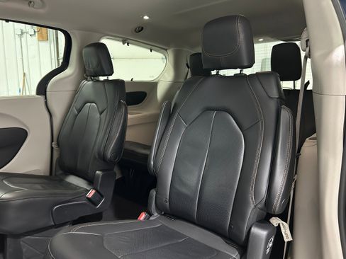 Used 2020 Chrysler Pacifica Touring-L w/ Tire & Wheel Group image 28
