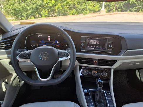 Used 2024 Volkswagen Jetta SE FWD image 14