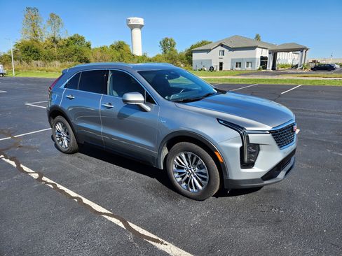 Used 2025 Cadillac XT4 Premium Luxury image 9
