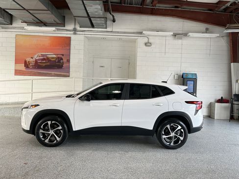 Used 2024 Chevrolet Trax RS w/ Sunroof Package image 5