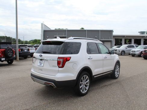 Used 2017 Ford Explorer Limited w/ Equipment Group 301A FWD image 7