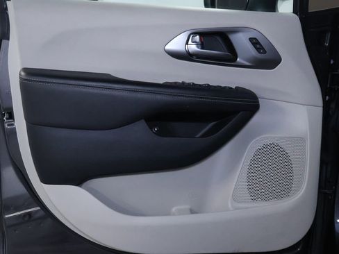 Used 2023 Chrysler Pacifica Touring-L image 12