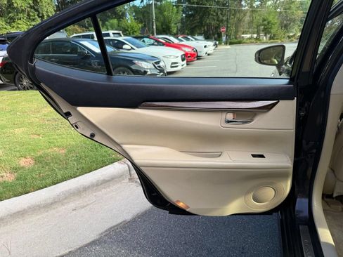 Used 2015 Lexus ES 350 w/ Luxury Package FWD image 25