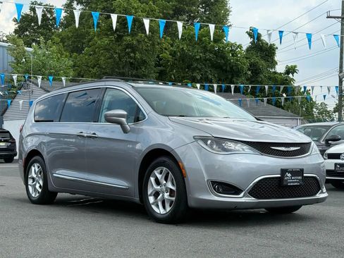 Used 2017 Chrysler Pacifica Touring-L w/ Tire & Wheel Group FWD image 3