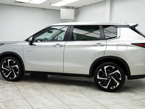New 2025 Mitsubishi Outlander SE image 3