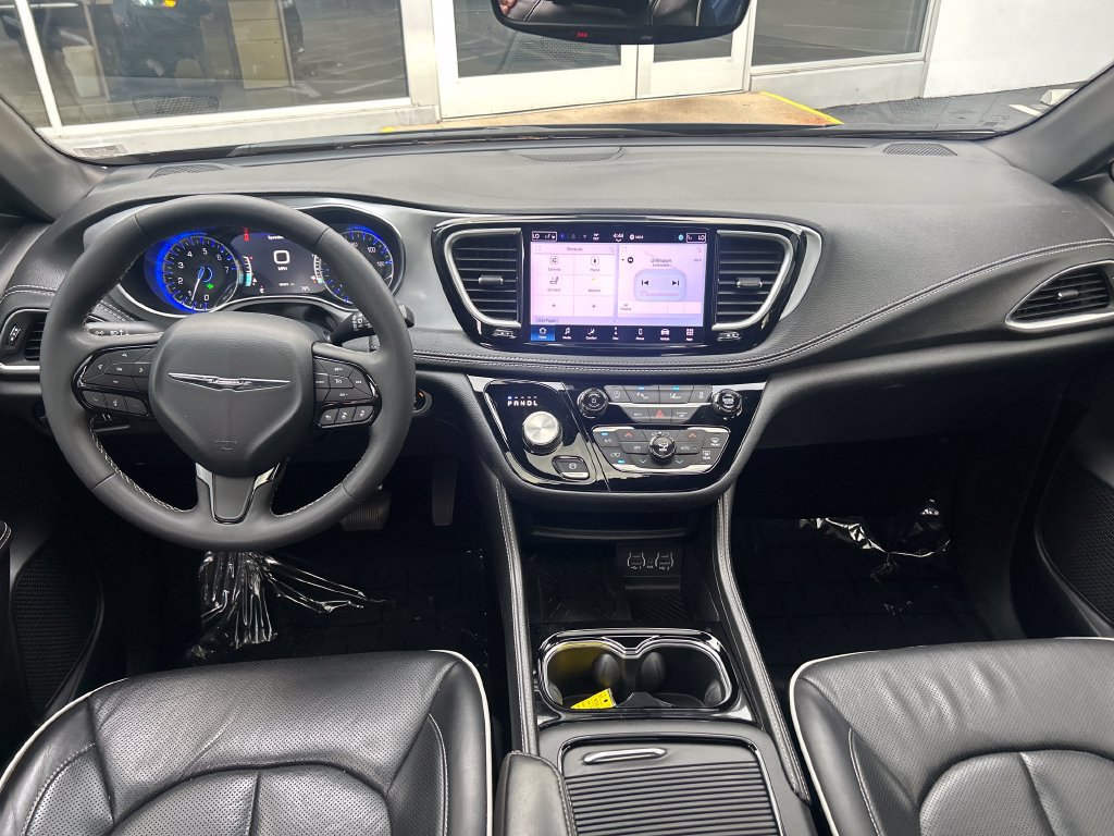 Used 2025 Chrysler Pacifica Limited FWD image 15