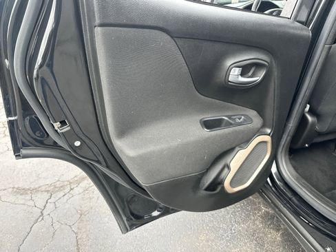 Used 2017 Jeep Renegade Latitude image 29