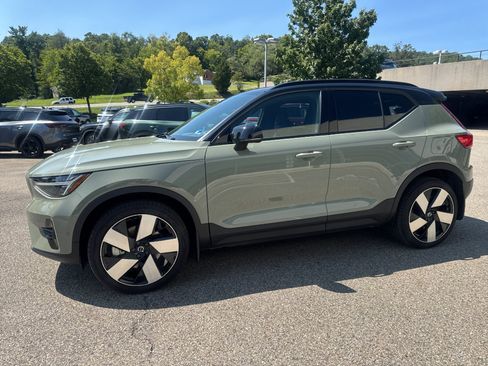 Used 2023 Volvo XC40 Recharge Ultimate w/ Protection Package Premier AWD/4WD image 2