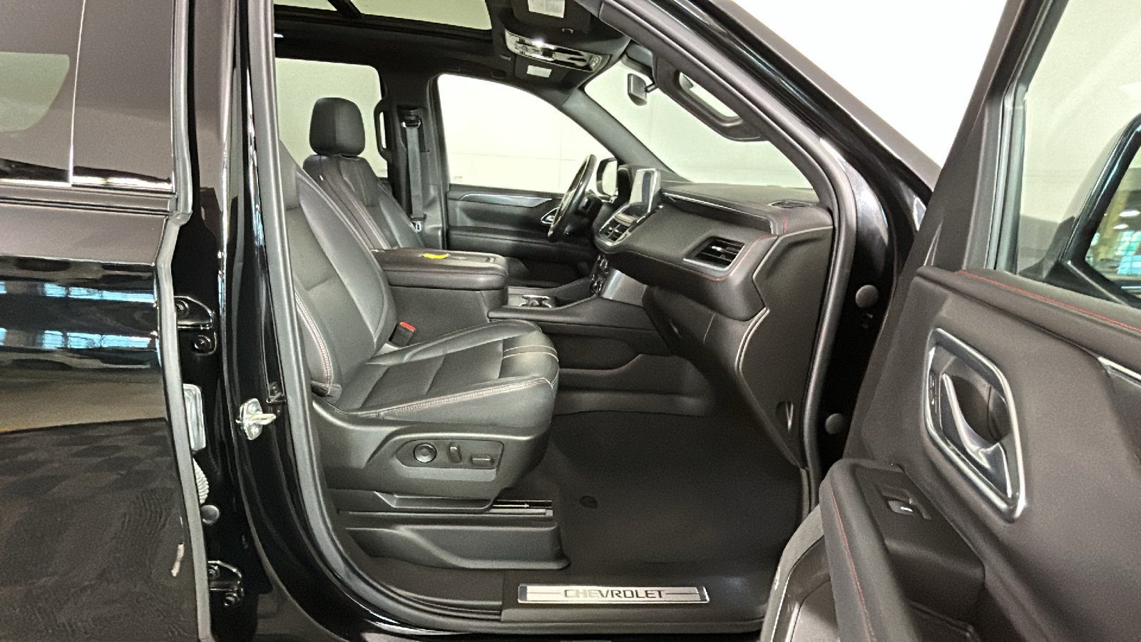 Used 2021 Chevrolet Tahoe RST w/ Luxury Package AWD/4WD image 35