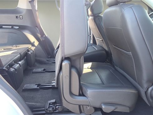 Used 2023 GMC Acadia SLT image 18