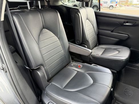 Used 2021 Toyota Highlander XLE image 19