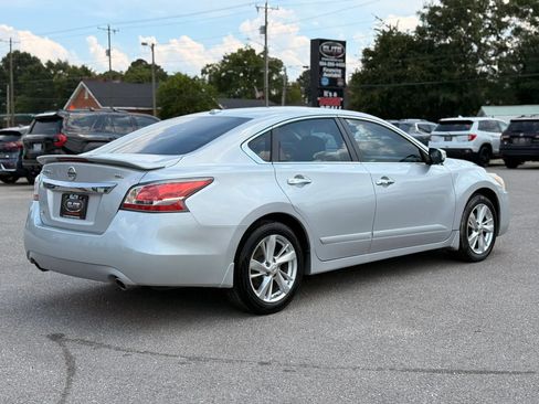 Used 2015 Nissan Altima 2.5 SL w/ Technology Package FWD image 9