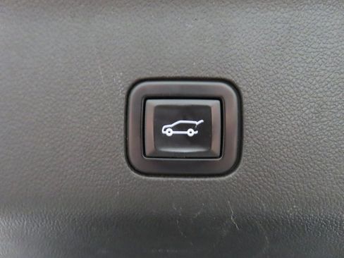 Used 2021 GMC Yukon XL Denali w/ Denali Premium Package image 38