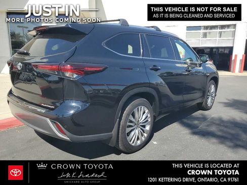 Used 2024 Toyota Highlander Platinum FWD image 2