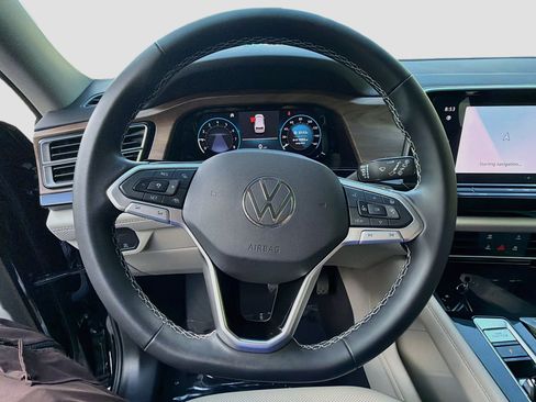 Used 2024 Volkswagen Atlas SE w/ Panoramic Sunroof Package FWD image 10
