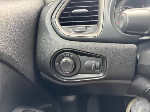Used 2023 Jeep Renegade Latitude AWD/4WD image 11