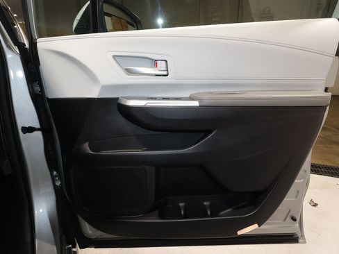 Used 2025 Toyota Sienna XLE image 18
