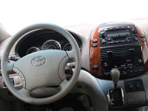 Used 2004 Toyota Sienna XLE w/ XLE Pkg 16 FWD image 12