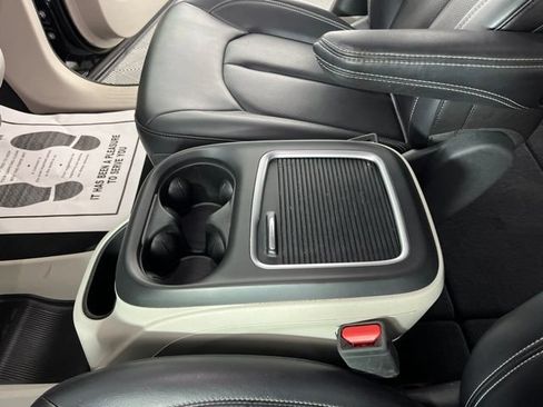 Used 2023 Chrysler Pacifica Touring-L FWD image 30