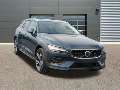 Used 2025 Volvo V60 B5 Cross Country Plus image 1