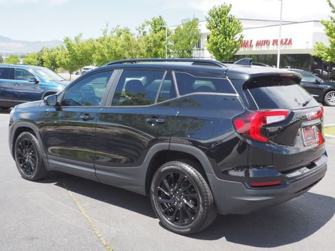 Used 2024 GMC Terrain SLE w/ Elevation Edition FWD image 5