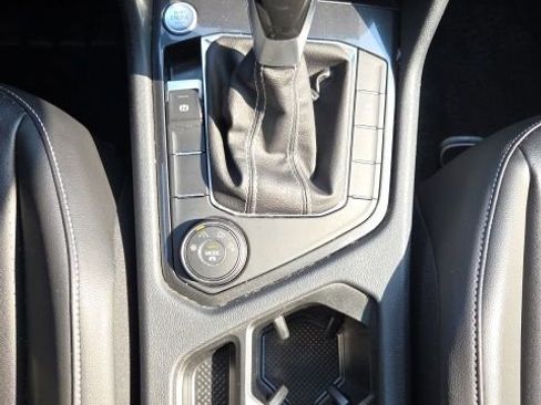 Used 2022 Volkswagen Tiguan SE w/ Panoramic Sunroof Package image 17