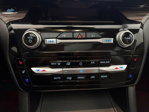 Used 2021 Ford Explorer Limited w/ Equipment Group 301A image 21