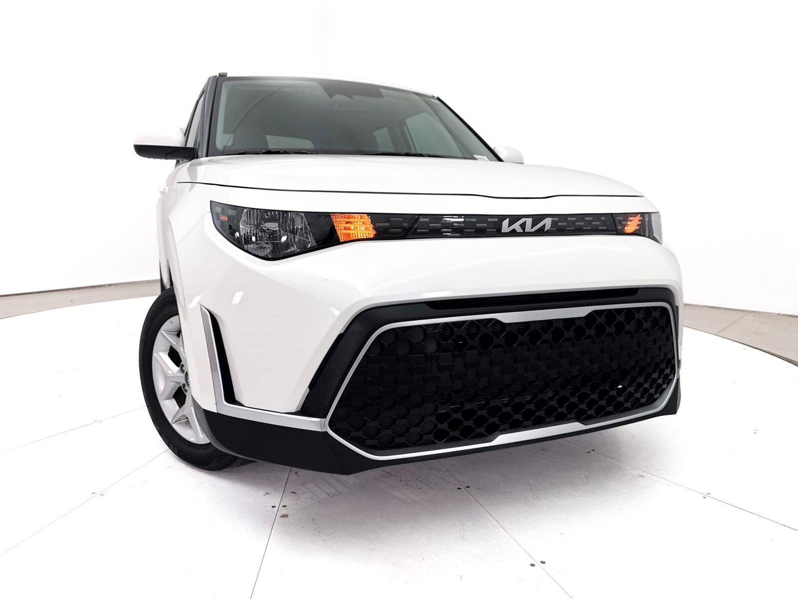 Used 2025 Kia Soul LX w/ LX Technology Package FWD image 5