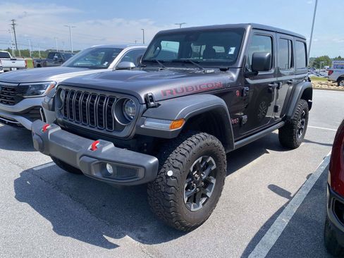 Used 2025 Jeep Wrangler Unlimited Rubicon AWD/4WD image 3