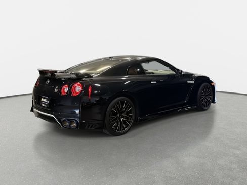 Used 2021 Nissan GT-R Premium image 3