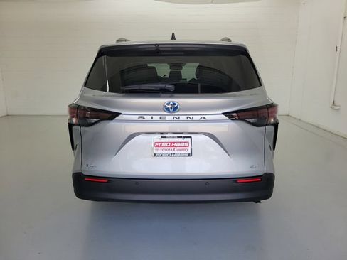 Used 2025 Toyota Sienna XLE FWD image 6
