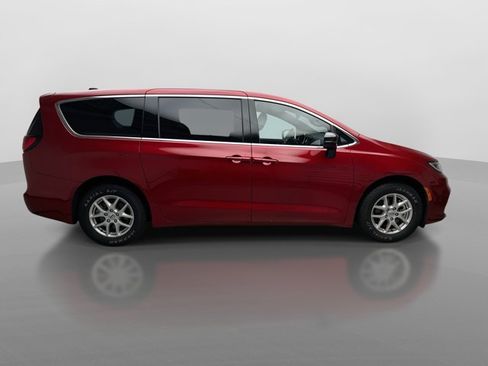 Used 2025 Chrysler Pacifica Select FWD image 6