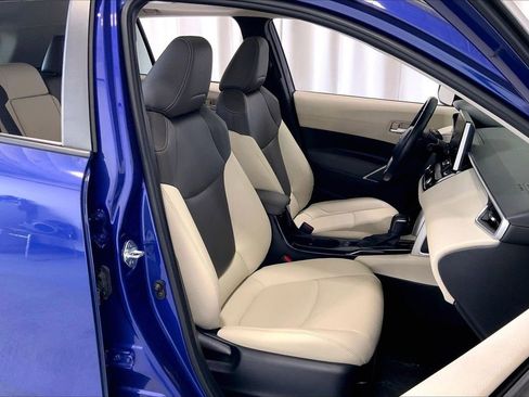 Used 2023 Toyota Corolla Cross XLE w/ Convenience Package FWD image 6