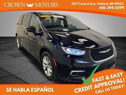 Used 2025 Chrysler Pacifica Select