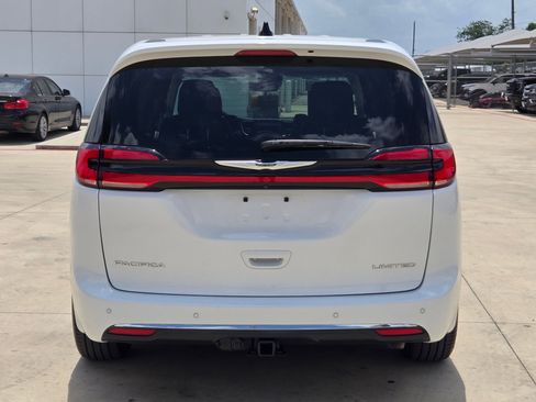 Used 2024 Chrysler Pacifica Limited w/ Uconnect Theater Family Group FWD image 6