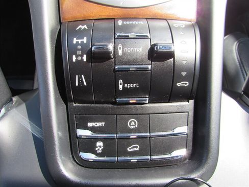 Used 2012 Porsche Cayenne Turbo AWD/4WD image 18