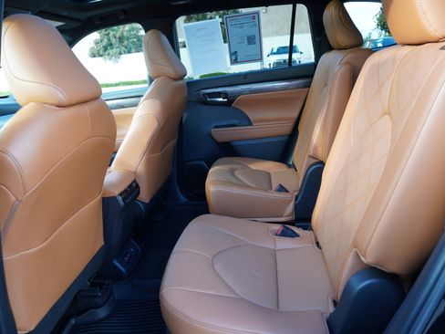 Used 2024 Toyota Highlander Platinum image 14