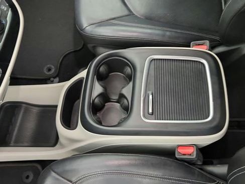 Used 2022 Chrysler Pacifica Touring-L FWD image 20
