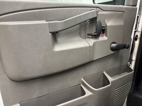 Used 2016 Chevrolet Express 3500 image 10